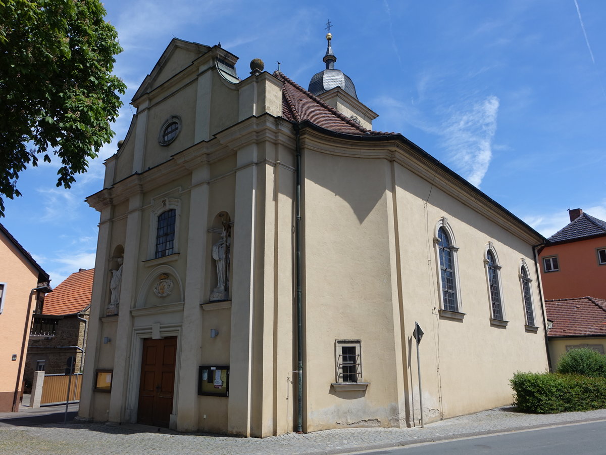 Sulzheim, katholische Pfarrkirche St. gidius, Hallenkirche mit eingezogenem Chor, Chor und Fassade erbaut von 1717 bis 1722, Kirchturm und Langhaus erbaut 1932 (28.05.2017)