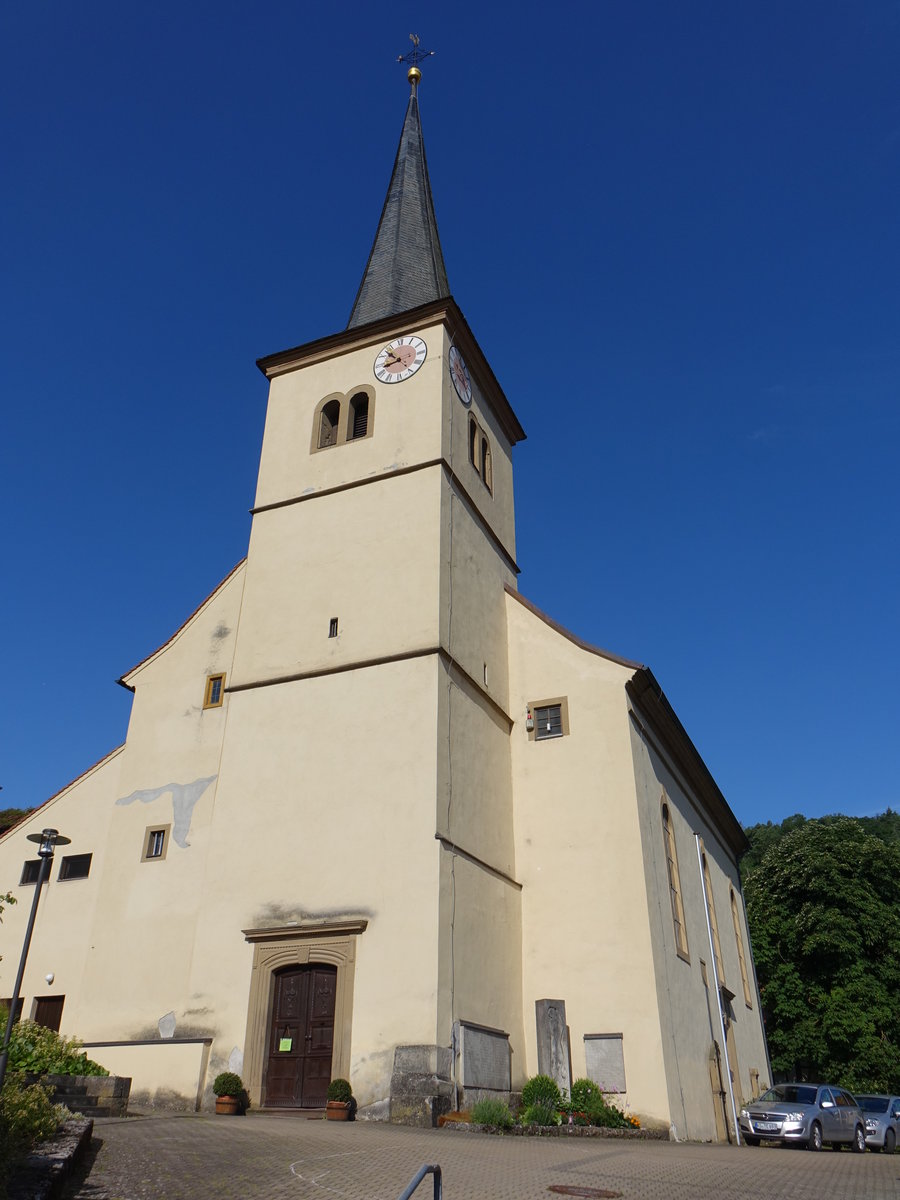 Sulzthal, kath. Pfarrkirche Maria Himmelfahrt, Saalbau mit eingezogenem Chor und westlichem Turm mit Spitzhelm, Kirchturm 12. Jahrhundert, Langhaus erbaut 1804 durch Anton Wst (07.07.2018)