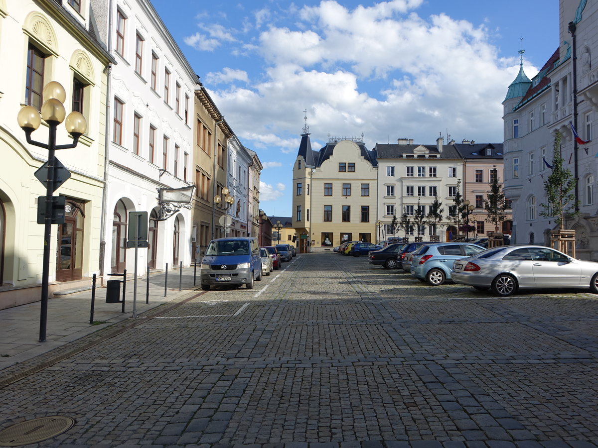 Sumperk / Mhrisch Schnberg, Huser am Hauptplatz Namesti Miru (30.06.2020)