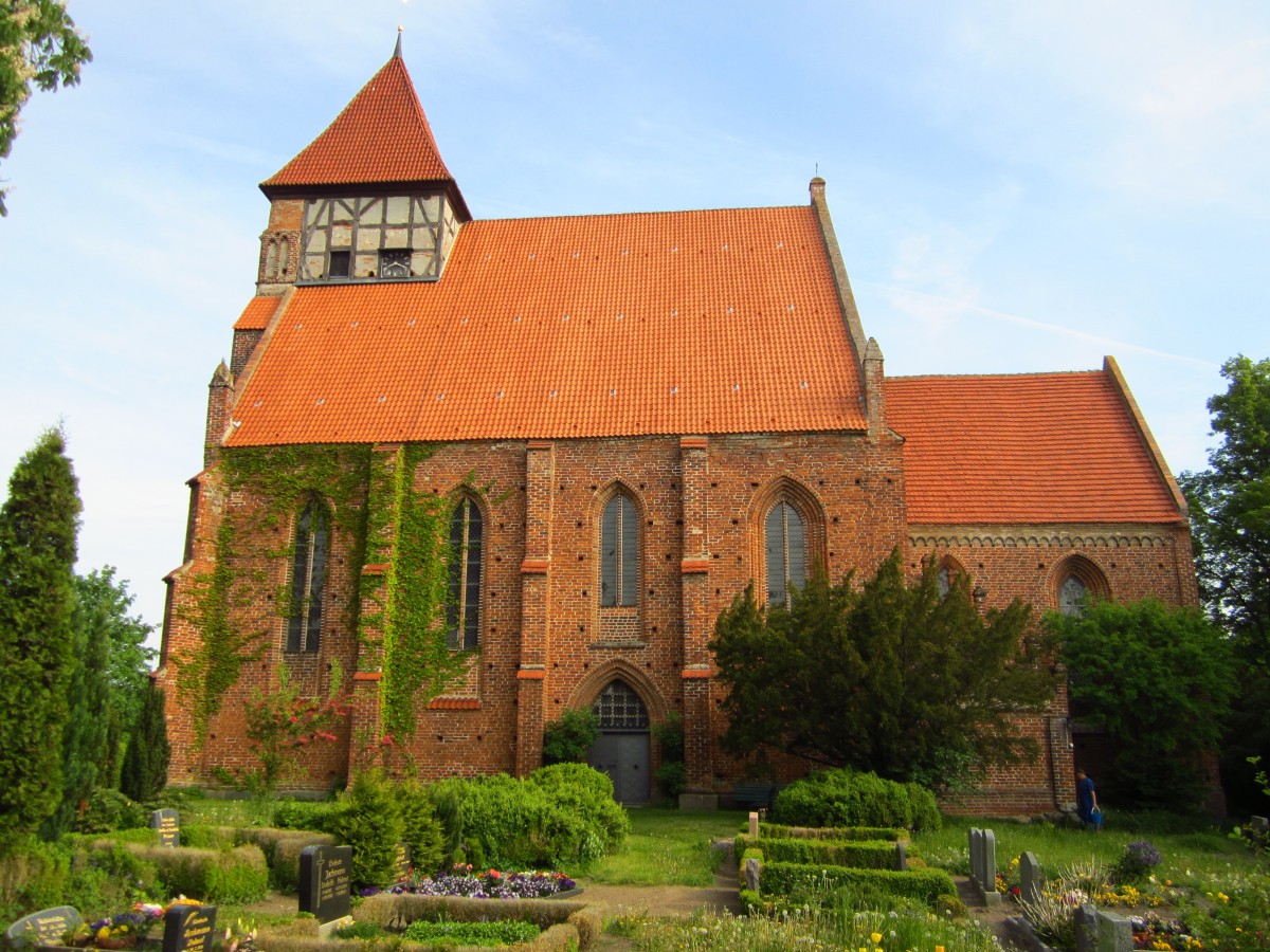 Sundhagen, Marienkirche im Ortsteil Brandshagen, erbaut ab 1249, Kirchenschiff 14. Jahrhundert, oberes Turmgeschoss im Fachwerkstil (22.05.2012)
