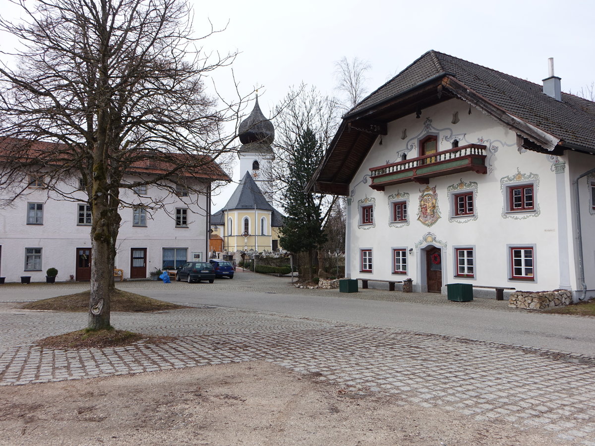 Surberg, Pfarrkirche St. Georg und Gasthof, die Kirche hat im Kern ein gotisches Langhaus des 13./14. Jahrhundert, Chor 15. Jahrhundert, Gasthof erbaut 1728 (26.02.2017)