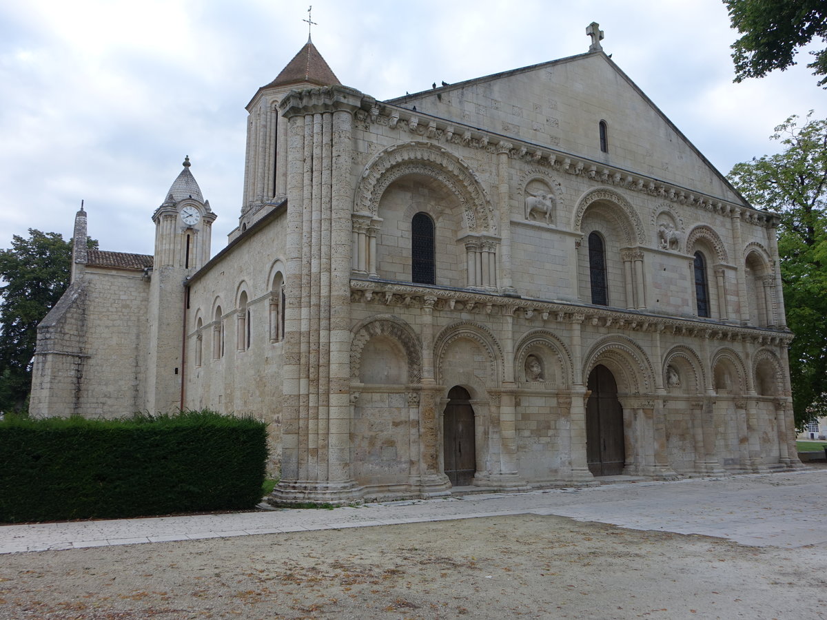 Surgeres, Kirche Notre-Dame, erbaut im 11. Jahrhundert im romanischen Stil (14.07.2017)
