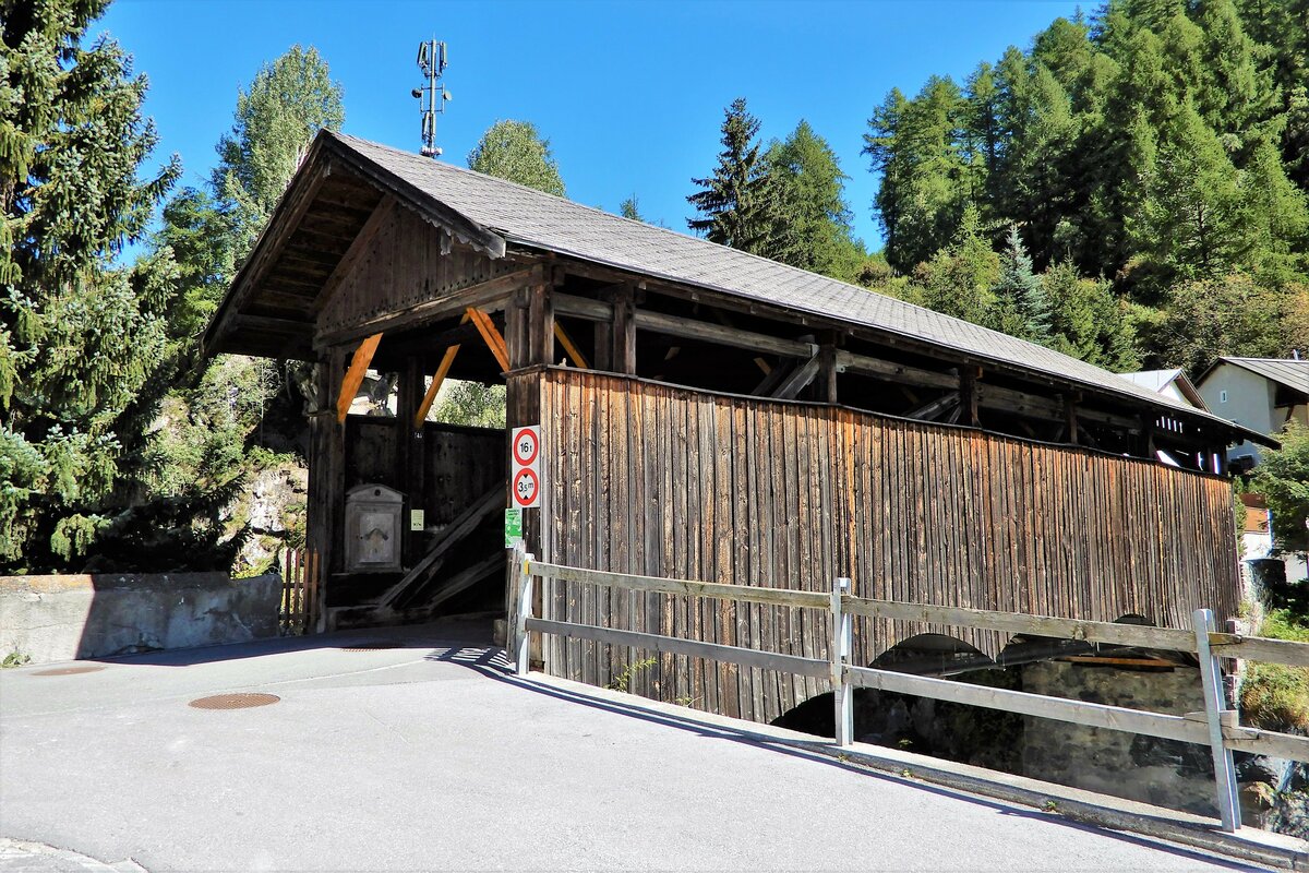 Susch im Unterengadin, “Punt d'En”, gedeckte Holzbrcke ber den Fluss Inn (Baujahr 1850) - 13.09.2019