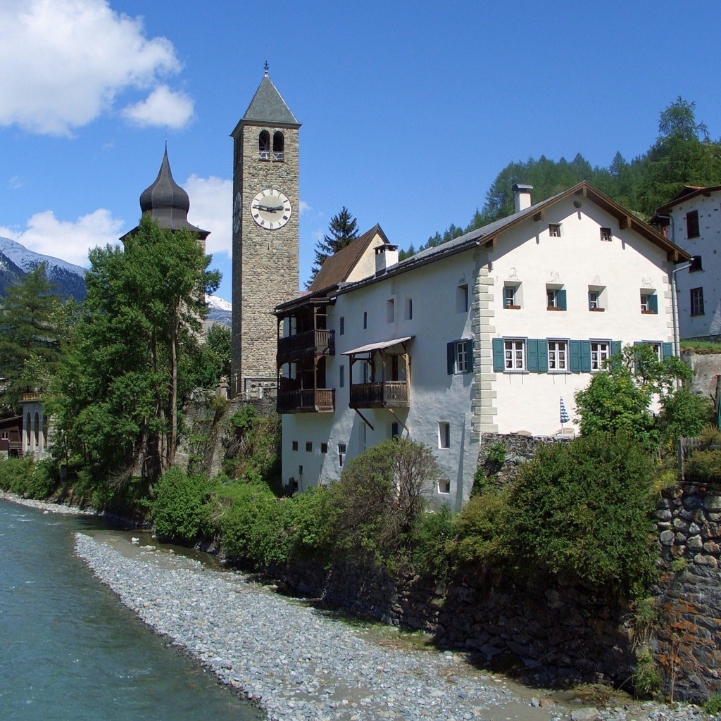 Susch im Unterengadin, die alte Brauerei am Ufer des Inns, rechts des Kirchturms der reformierten Kirche - 30.05.2007
