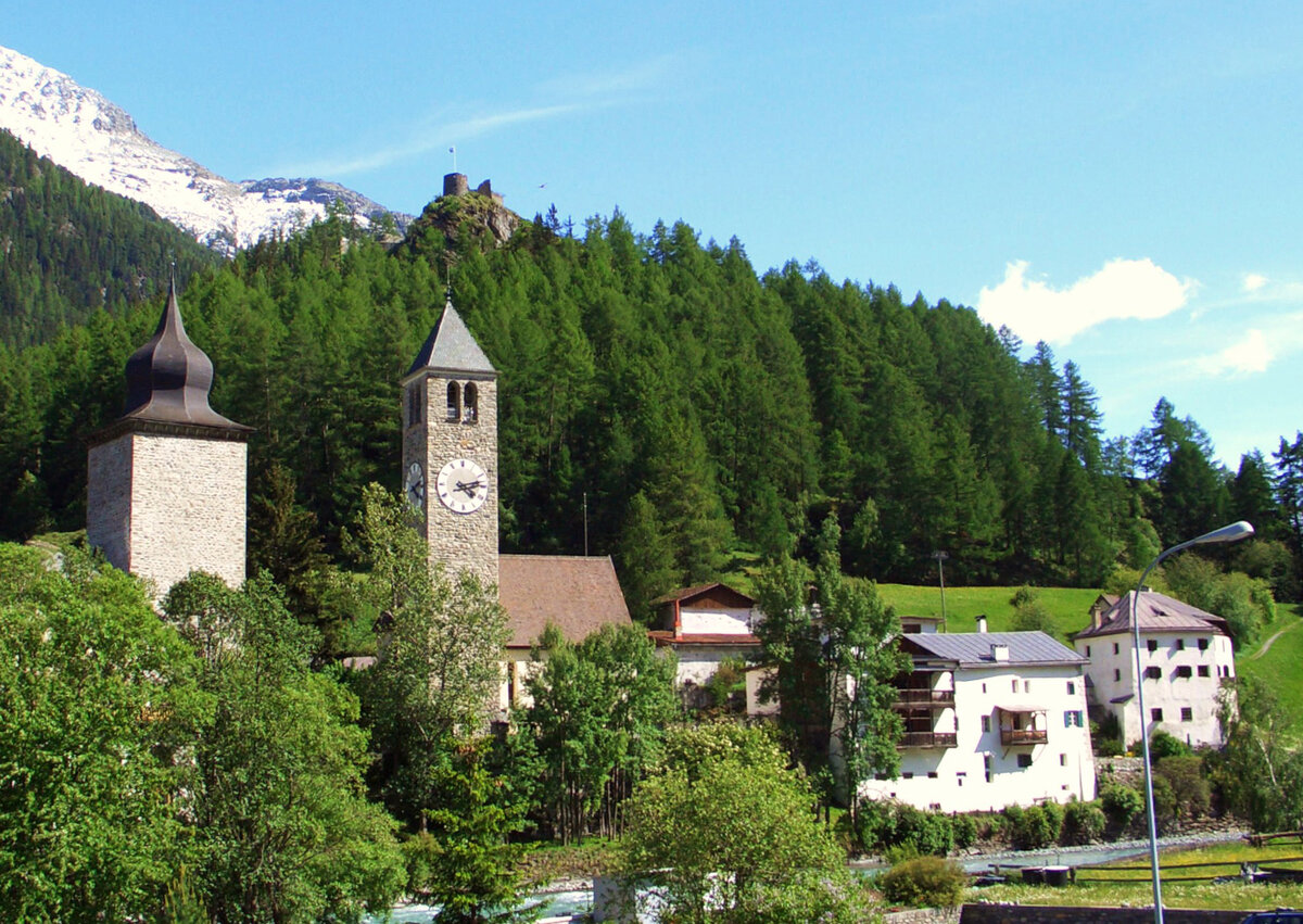 Susch im Unterengadin, alter Dorfteil. Links der Planta-Turm (Tuor Planta), rechts die reformierte Kirche. Oberhalb die Festungsruine Fortezza Rohan - 05.2017