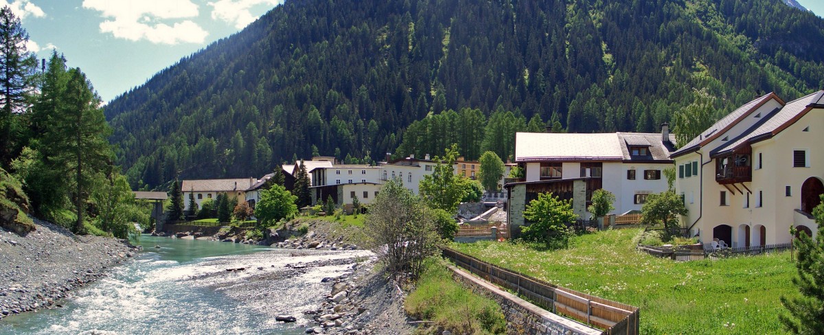 Susch im Unterengadin, am Ufer des Inns am 30.05.2007, noch ohne Burnout-Klinik (Clinica Holistica Engiadina, erffnet am 27.09.2010)
