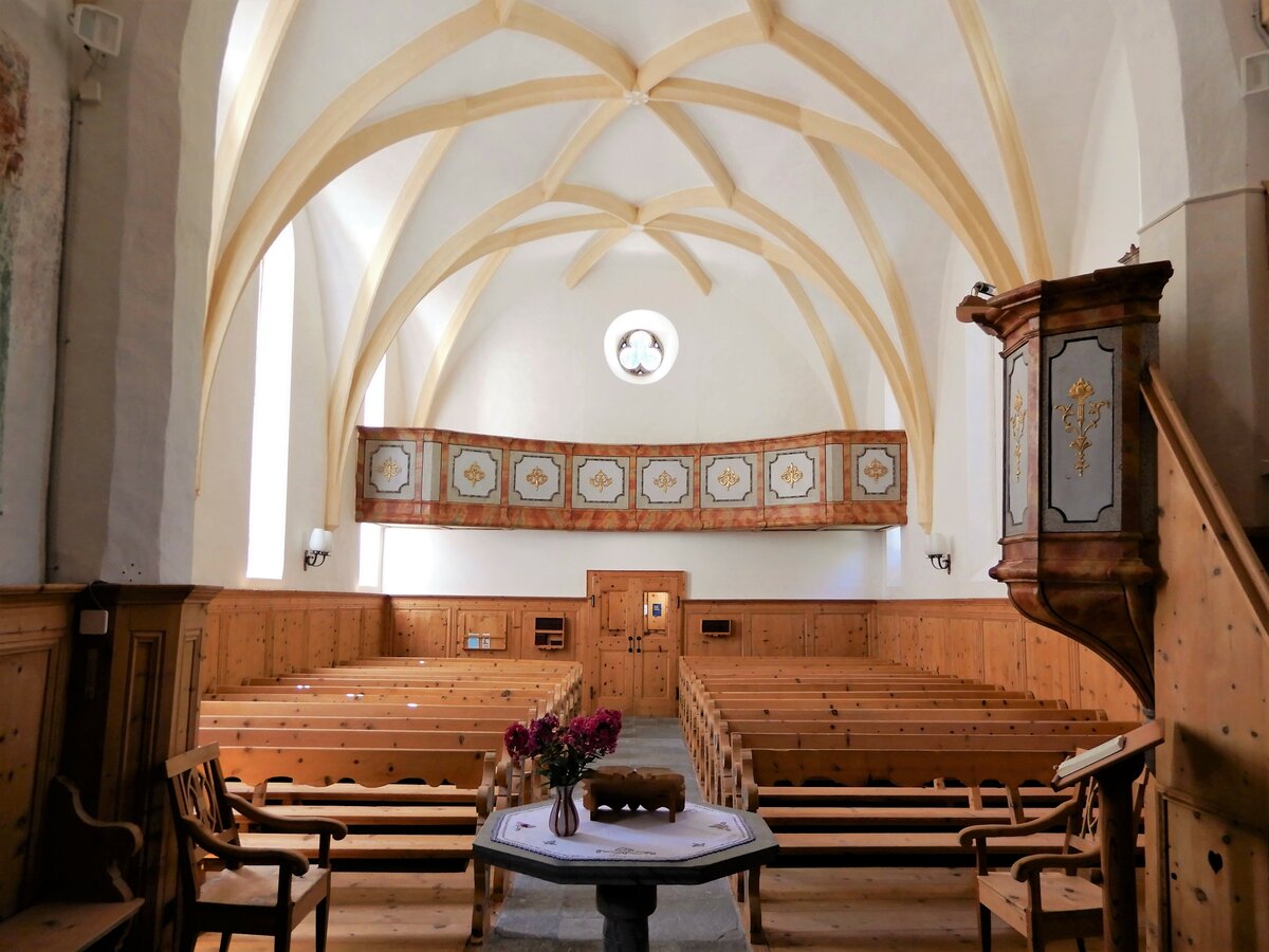Susch im Unterengadin, reformierte Kirche San Jon, Blick zu Empore und Eingang - 13.09.2019
