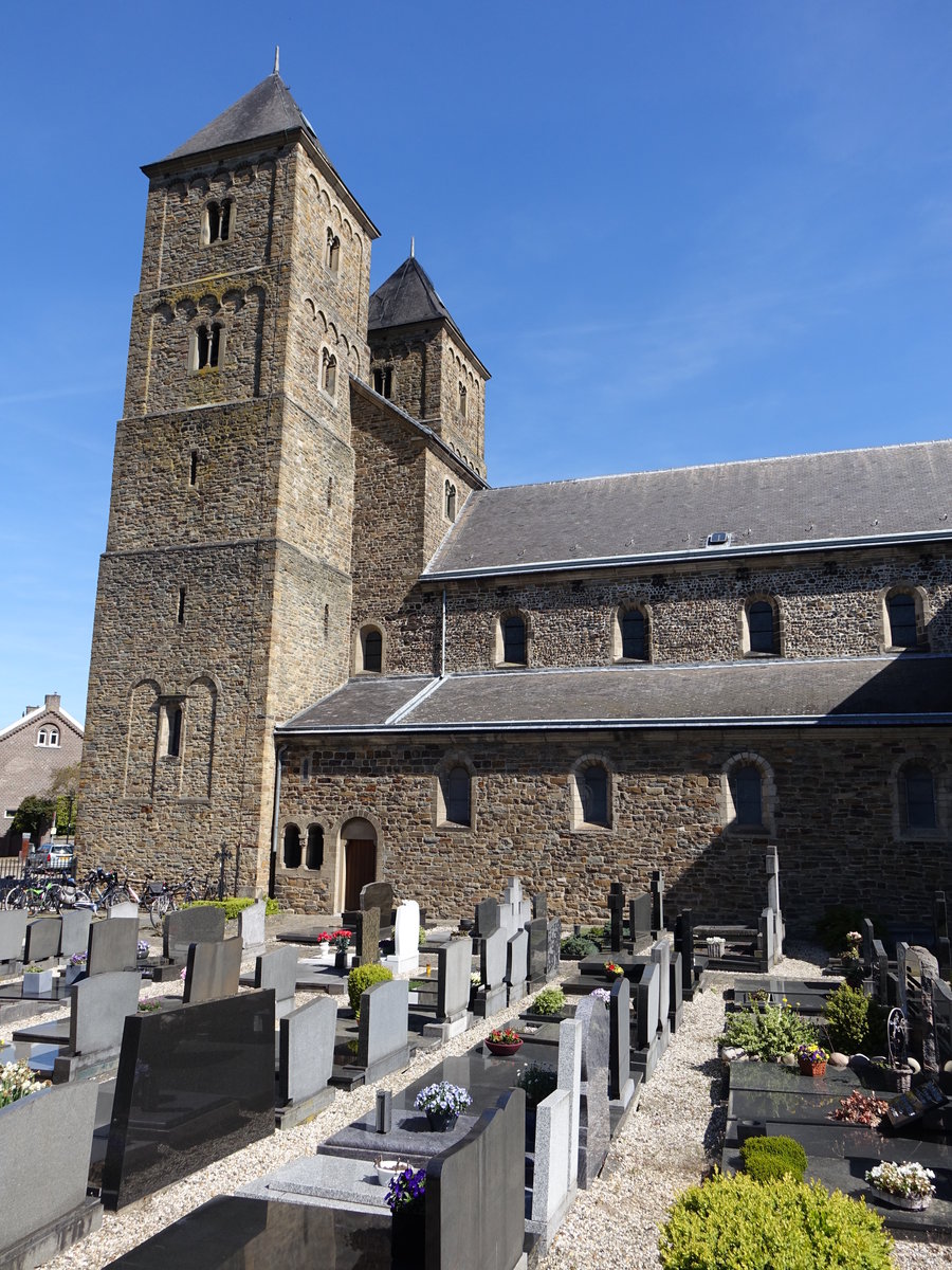 Susteren, St. Amelberga Basilika, erbaut ab dem 11. Jahrhundert, Doppelturmfassade von Pierre Cuypers, erbaut im 19. Jahrhundert (05.05.2016)