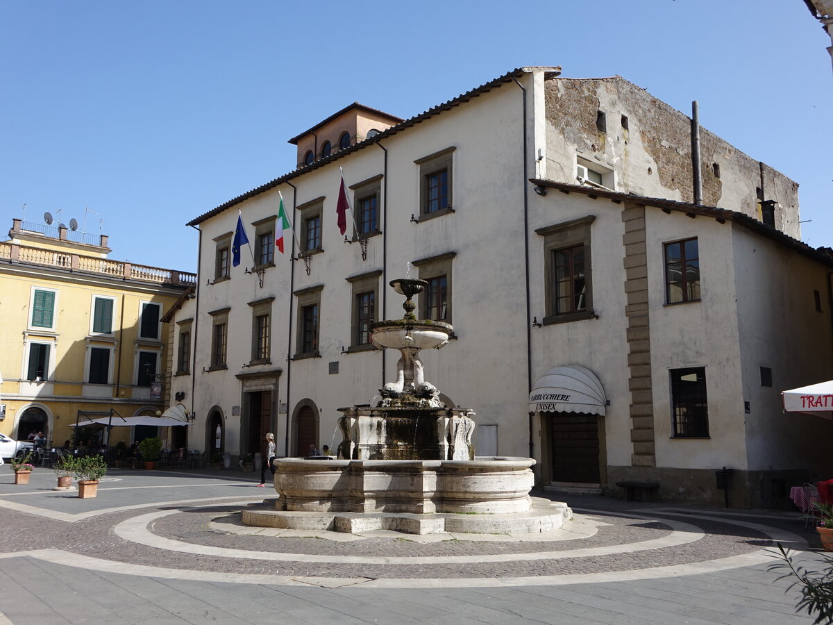Sutri, Brunnen und Rathaus am Ende der Via Roma (23.05.2022)