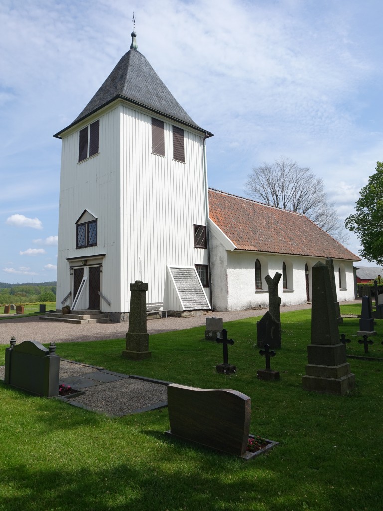Svartra bei Falkenberg, Ev. Kirche aus dem 11. Jahrhundert, Holzkirchturm von 1772, 1801 nach Osten erweitert, (13.06.2015)