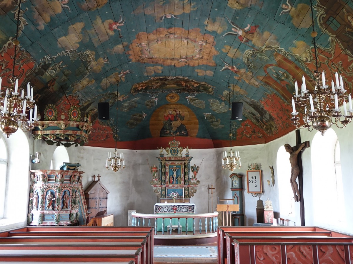 Svartra, Ev. Kirche, Tonnengewlbe von 1777, Gemlde von Henry Andersson Wibeck, im Kirchenschiff Reste von Fresken von 1400, Altar und Kanzel von Gustav Kilman (13.06.2015) 