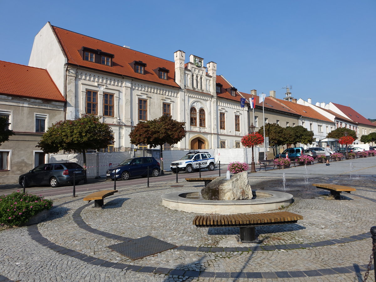 Svaty Jur / Sankt Georgen, Rathaus und Brunnen in der Prostredna Strae (29.08.2019)