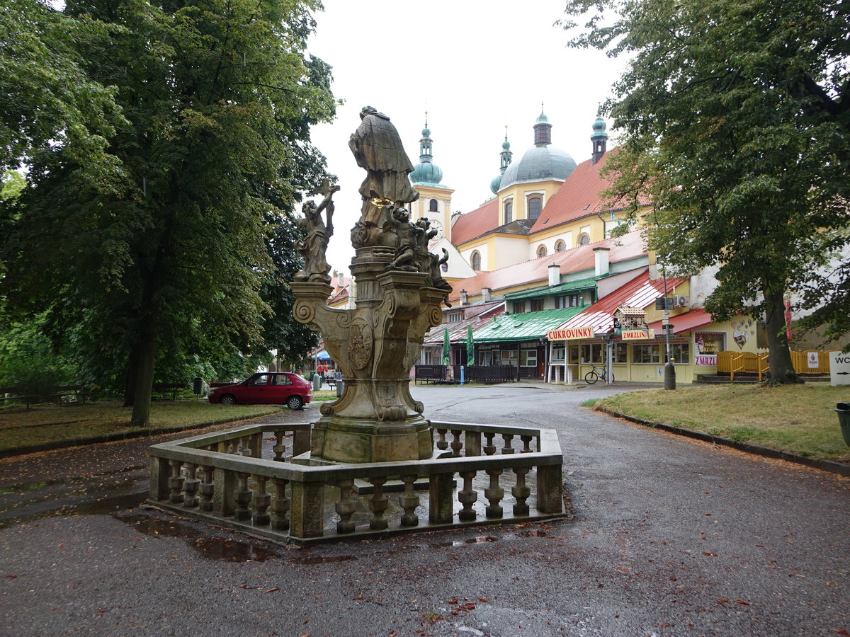 Svaty Kopecek / Heiligenberg, Dreifaltigkeitsstatue am Sadove Namesti (03.08.2020)