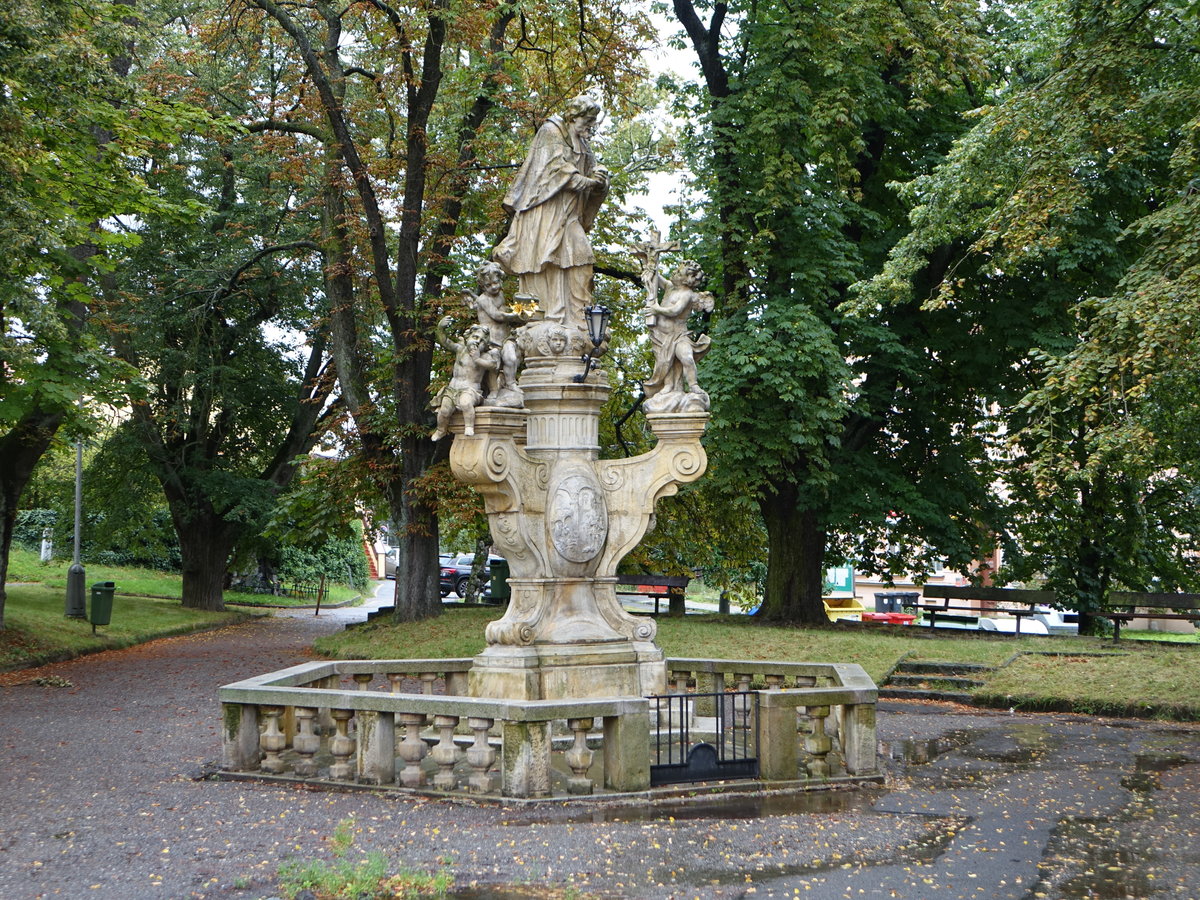 Svaty Kopecek / Heiligenberg, Statue für Johannes Nepomuk am Sadove Namesti (03.08.2020)