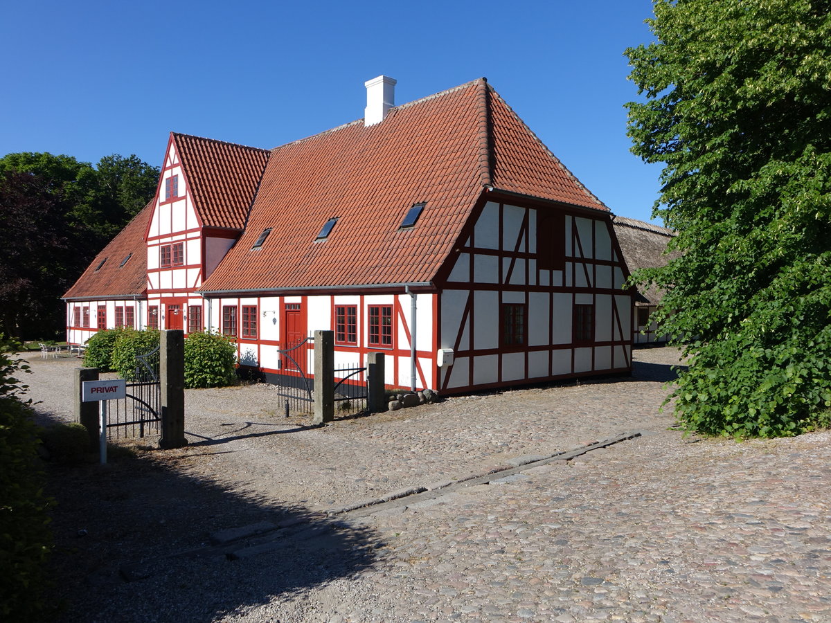Svendborg, Gebude des Zuchtbetriebs bei Schloss Hvidkilde (06.06.2018)