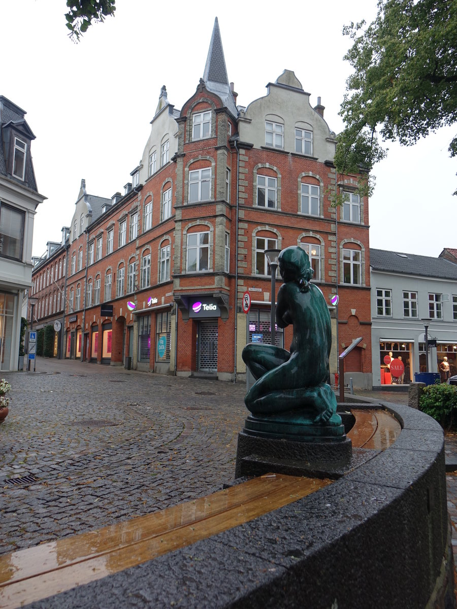 Svendborg, Skulptur und Gebude der Danske Bank an der Gerritsgade (22.07.2019)