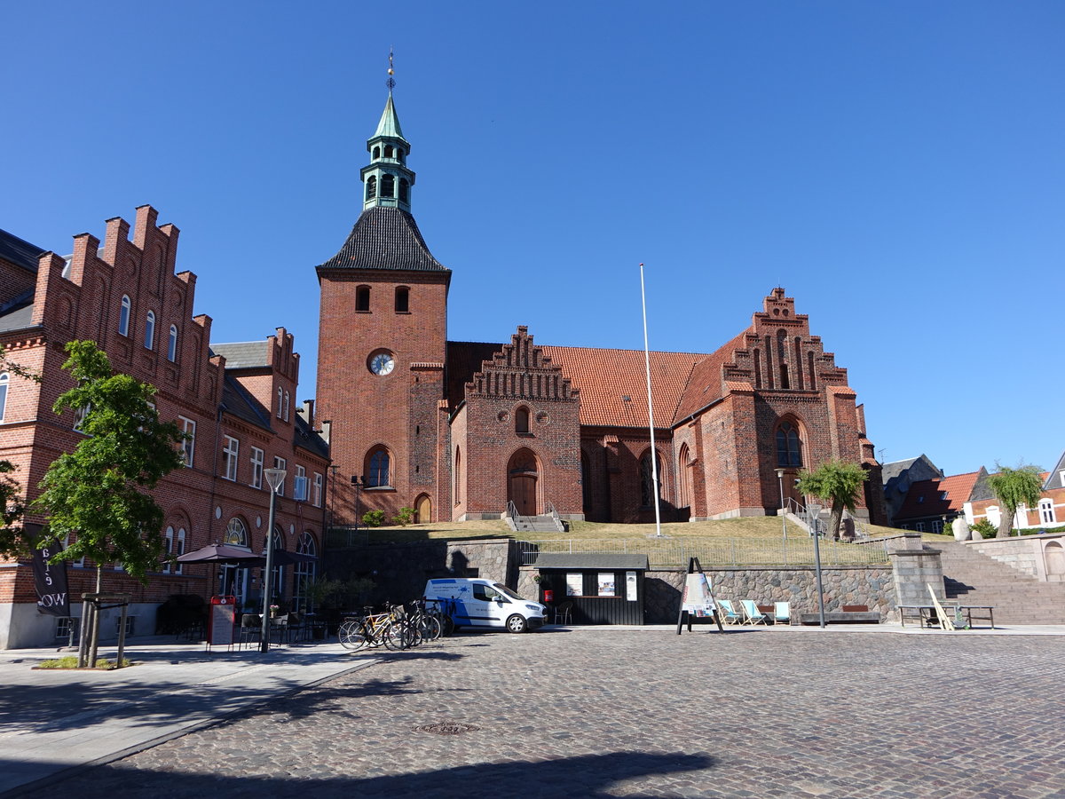 Svendborg, sptromanische Liebfrauenkirche, erbaut von 1253 bis 1279, im Jahr 1884 wurde die Kirche vom Architekten Ove Petersen restauriert (06.06.2018)