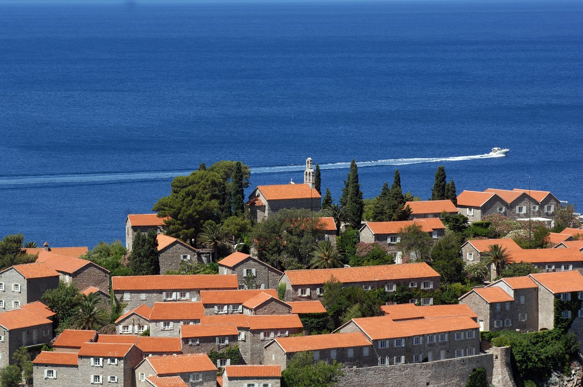 Sveti Stefan (Gemeindegebiet: Budva)  ist insbesondere bekannt fr das malerische gleichnamige Fischerdorf mit Husern aus dem 15. Jahrhundert. In den 1950er und 1960er Jahren wurde das ganze kleine Dorf zu einer Hotelinsel mit etwa 250 Betten umgebaut. Aufnahmedatum: 27. Juli 2012.