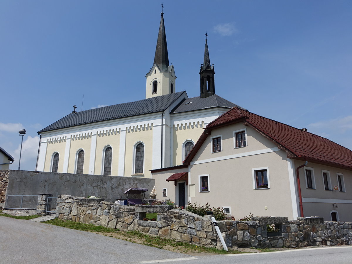 Svetlik, Pfarrkirche St. Jakob, erbaut von 1872 bis 1874 durch den Schlgler Abt Dominik Lebschy im Stil der Neuromanik (26.05.2019)