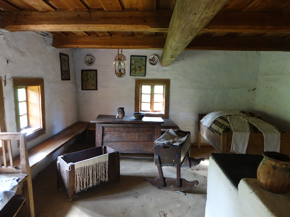 Svidnik, Bauernstube in einem Bauernhaus im Freilichtmuseum (31.08.2020)