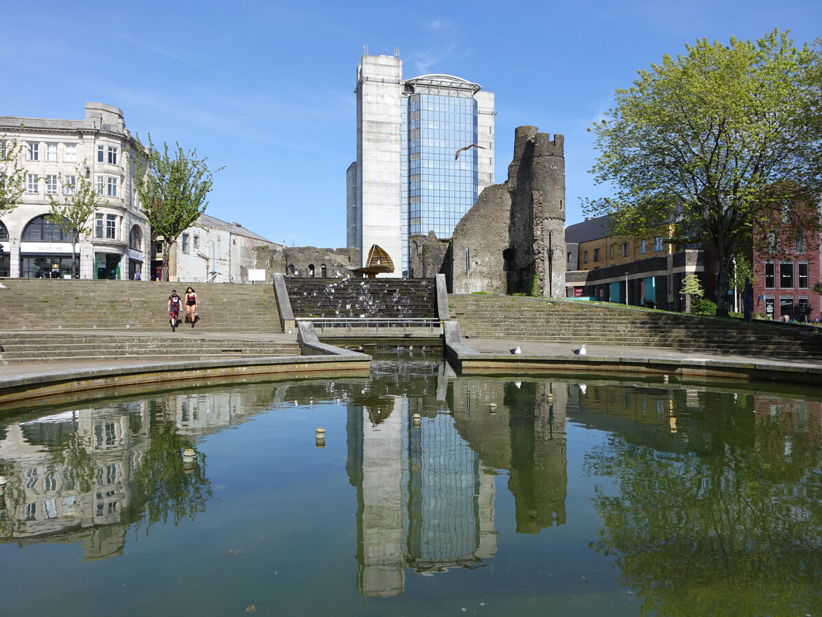Swansea, Castle Square mit BT Tower und Burgruine (28.04.2025)