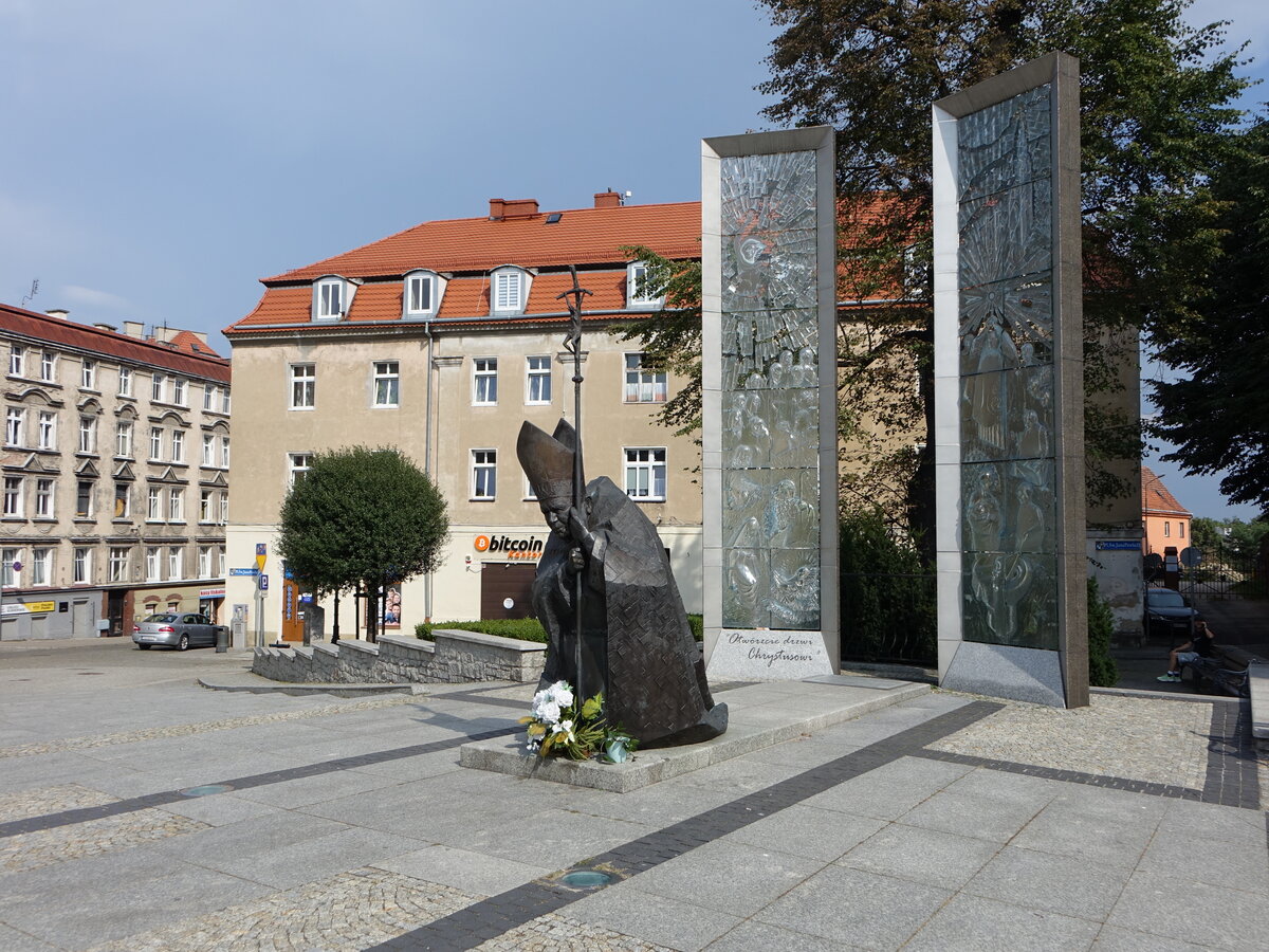 Swidnica / Schweidnitz, Denkmal fr Pabst Johannes Paul II. am Plac Jana Pawla II. (11.09.2021)