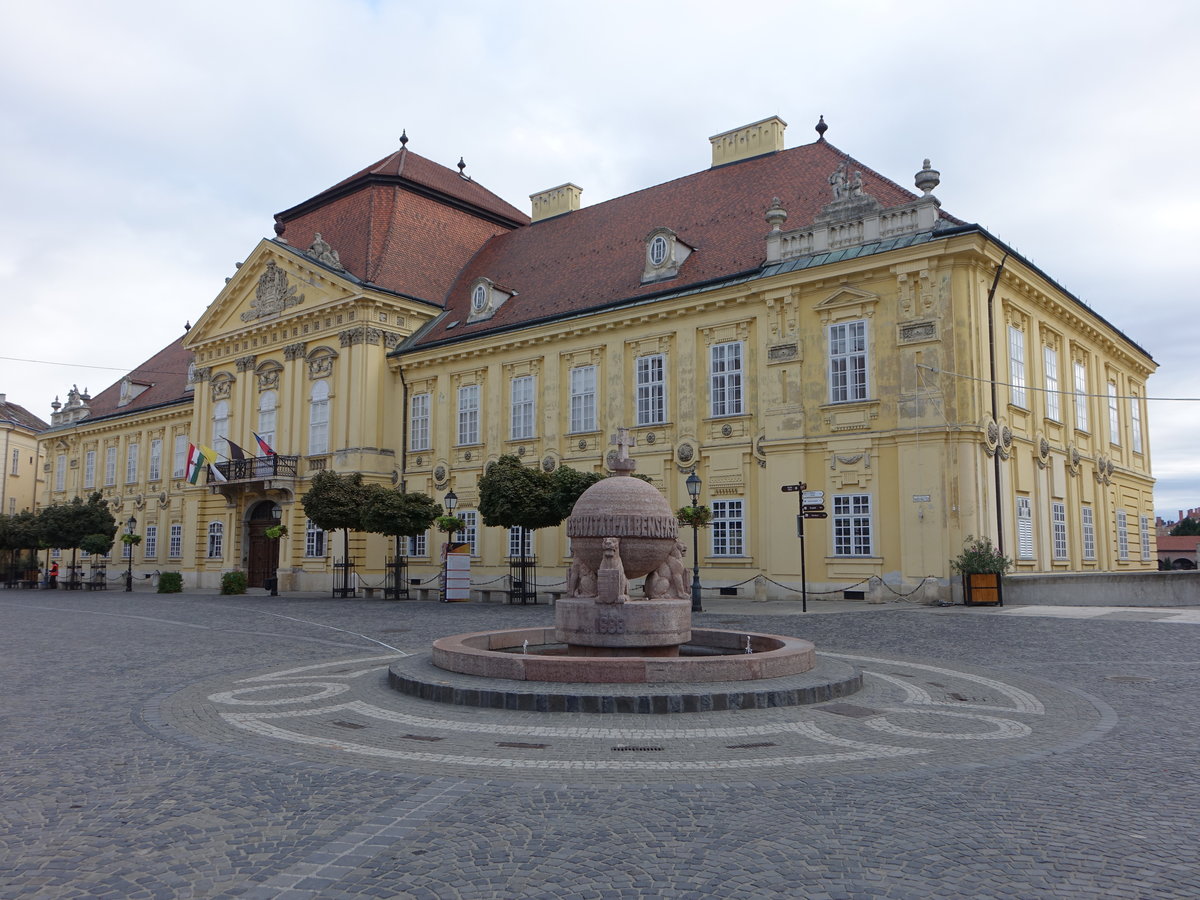 Szkesfehrvr, Bischofspalast Pspki Palota, erbaut von 1790 bis 1801 im Auftrag von Bischof janos Milassins, Architekt Jakob Rieder, davor Reichsapfelbrunnen von Bela Ohmann (27.08.2018)
