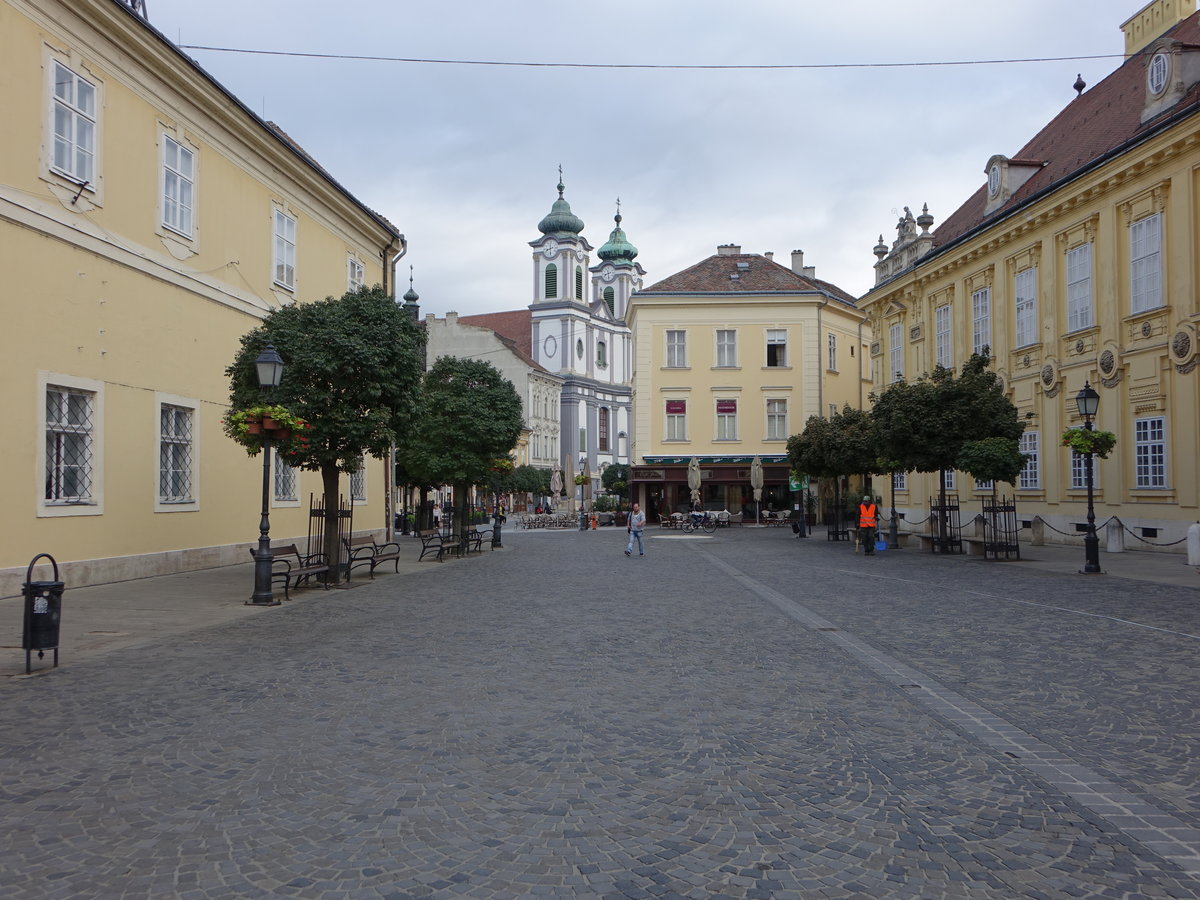 Szkesfehrvr, Hauptstrae F Utca mit Blick auf die Zisterzienserkirche (27.08.2018)