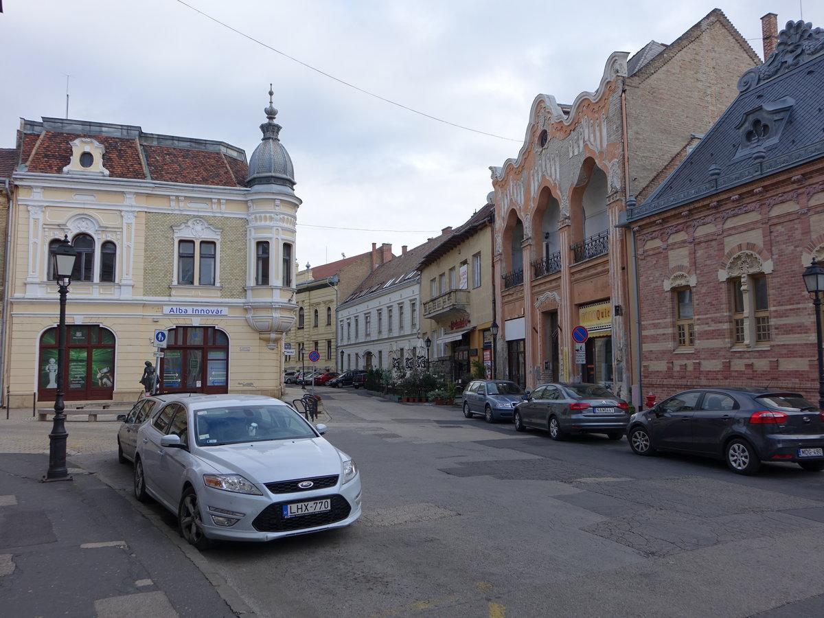 Szkesfehrvr, historische Gebude in der Kossuth Lajos Utca (27.08.2018)