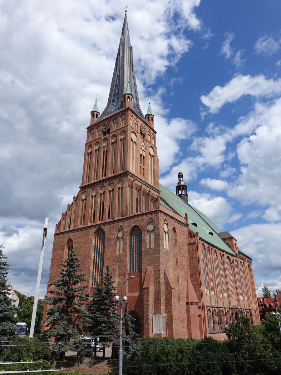 Szczecin / Stettin, Kathedrale St. Jakob, gotische Backsteinkirche, erbaut von 1375 bis 1504, Chor erbaut von 1375 bis 1387, Langhaus um 1400, Kirchturm erbaut 1504, dreischiffige Hallenkirche mit dreiig Kapellen (31.07.2021)