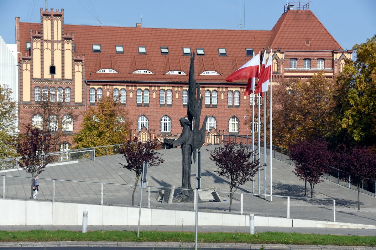 SZCZECIN, 15.10.2019, Denkmal fr die gefallenen Werftarbeiter von 1970, dahinter das Polizeiprsidium