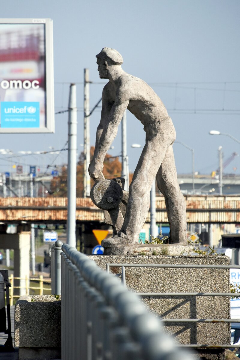 SZCZECIN, 15.10.2019, Gedenkstatue fr einen Eisenbahnarbeiter, direkt gegenber vom Hauptbahnhof