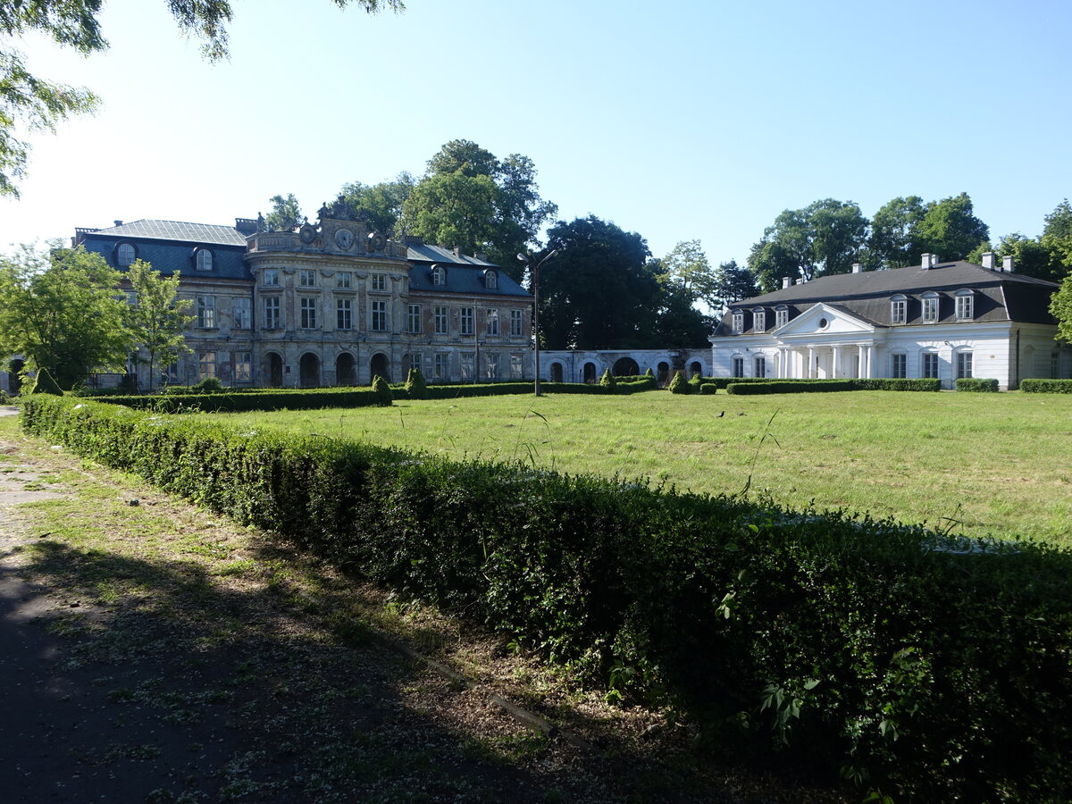 Szczekociny, Dembinski Palast in der Senatorska Strae, erbaut bis 1780 durch den Architekten Jan Ferdynand Nax (19.06.2021)
