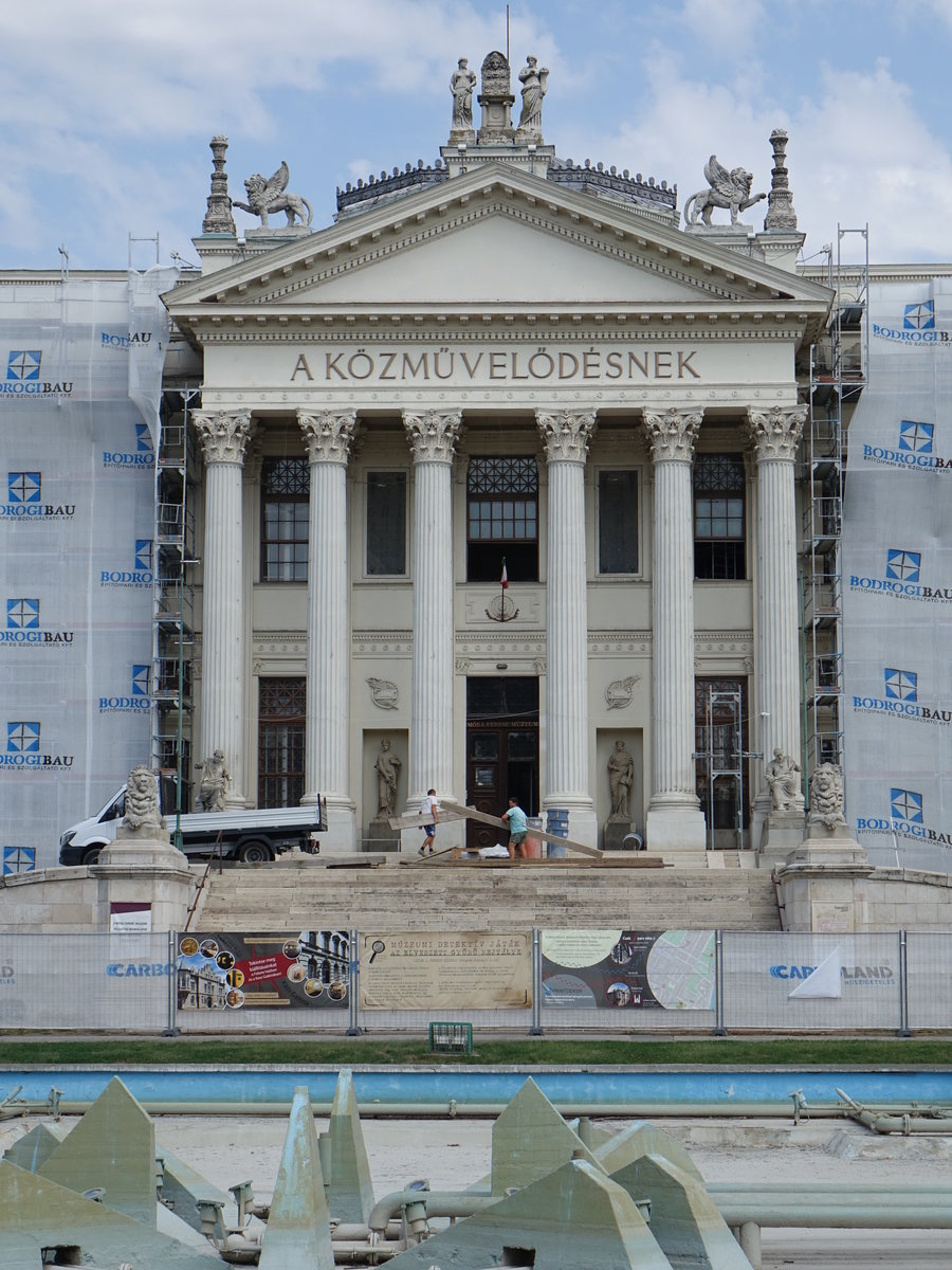 Szeged, neoklassizistische Gebäude mit korinthischen Säulen des Stadtmuseum, erbaut 1896 durch Antal Steinhardt und Adolf Lang (24.08.2019)