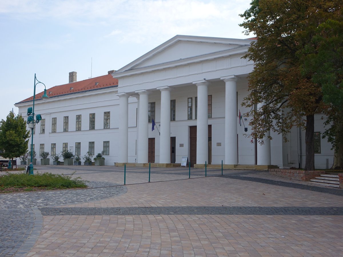 Szekszard, Komitatshaus am Bela Ter, erbaut von 1828 bis 1833 durch Mihaly Pollack im klassizistischen Stil (01.09.2018)