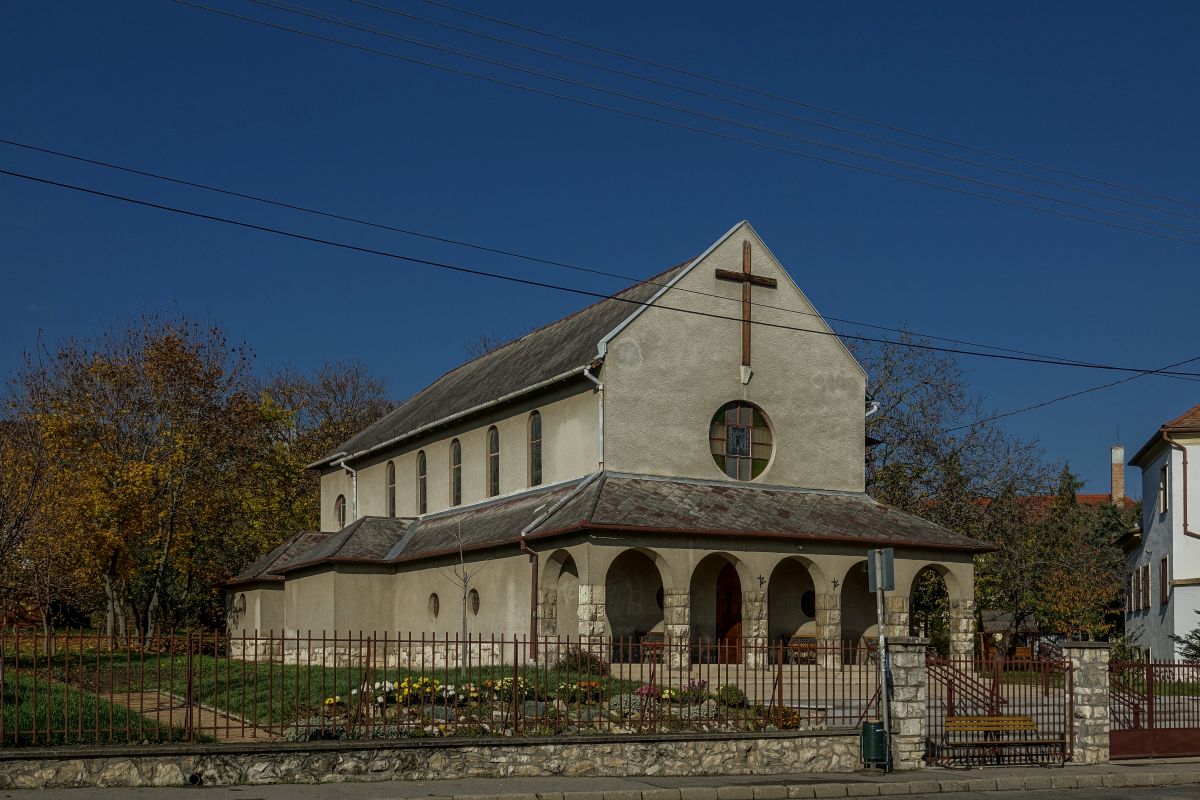 Szent Istvn Templom, Pcs, Hrsfa utca. Die Stefan der Heilige Kirche wurde zwischen 1938 und 1944 erbaut. Sie gehrt nicht zu den schnsten Kirchengebuden, hat aber einen aussergewhnlichen  look . Der glubige Schuldirektor der damals (1926) neu gegrndeten Brtfa utcai Grundschule, hat die Kinder jedem Sonntag zum Gottesdienst begleitet. Der Distanz zum nchsten Kirchengebude war 3 kilometer pro Richtung. Spter hat der Direktor eine neue Dienstwohnung bekommen und ab diesem Zeitpunkt musste er ca 5 Kilometer bis zur Kirche laufen. Wegen einer Beinverletzung vom ersten Weltkrieg, konnte er die Kinder nicht mehr begleiten, da er schweres Schmerzen hatte. Die Religise dieses Gegends konnten den Bau eines neuen Kirchengebude erreichen. Da spielte sicherlich die dinamisch zunehmende Bevlkerungszahl auch eine Rolle. Foto: November 2020. 