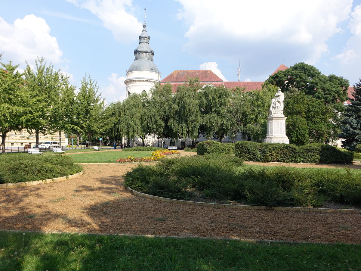 Szentes, Weltkriegsdenkmal von Janos Pasztor am Erzsebet Ter und Rathausturm (24.08.2019)