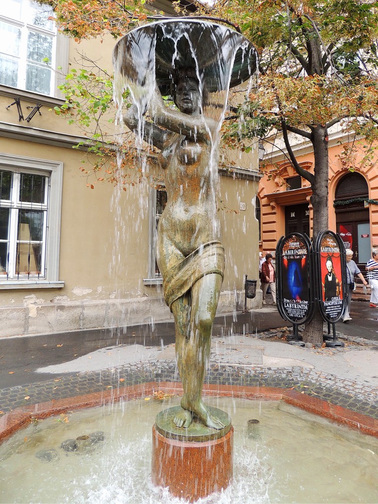 Szenthromsg tr - Brunnen, in Budapest; 130826