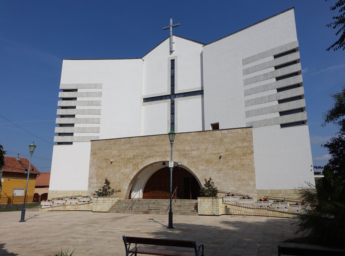 Sziksz, katholische Hl. Dreifaltigkeitskirche, erbaut 1992 (05.09.2018)