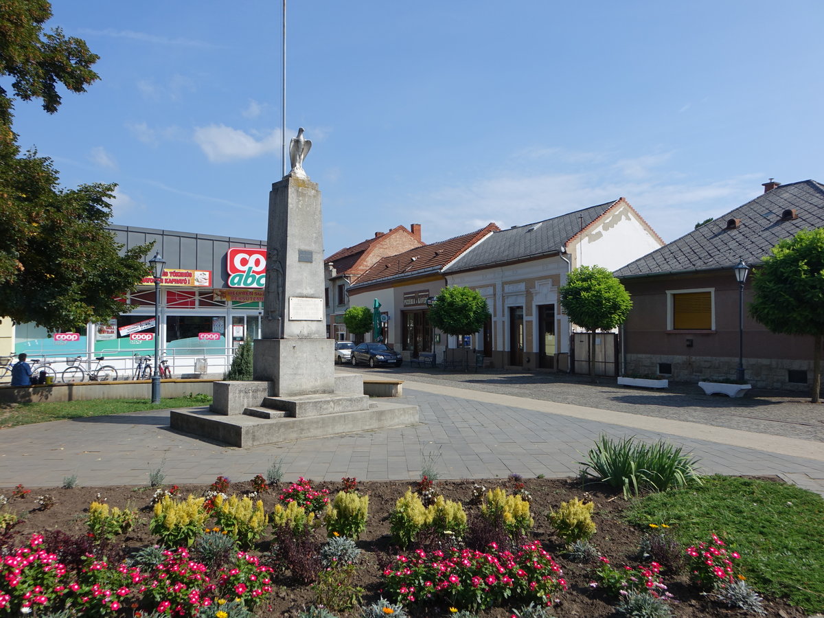 Sziksz, Kriegerdenkmal am Hauptplatz Kalvin Ter (05.09.2018)