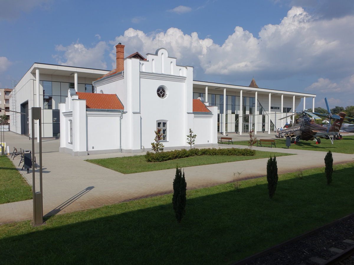 Szolnok, historische Maschinenhalle vor der Halle 1 des RepTr – Aviation museum (08.09.2018)