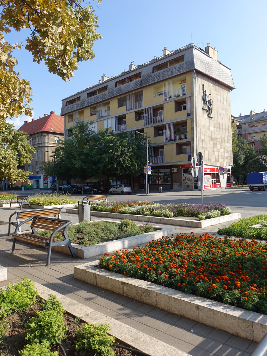 Szolnok, Hochhaus und Gartenanlagen am Hauptplatz Kossuth Ter (08.09.2018)