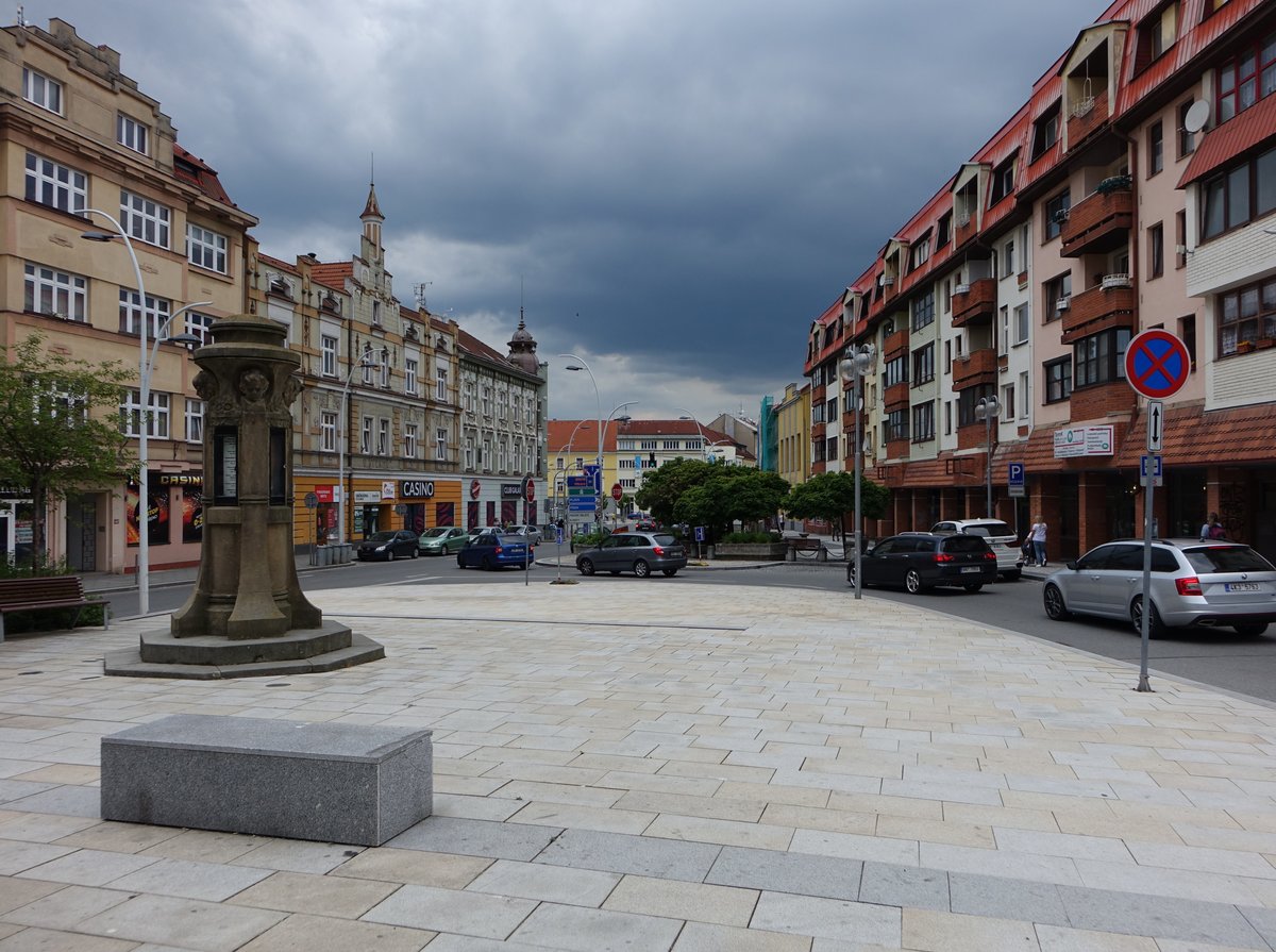 Tabor, Gebude und Brunnen am Namesti F. Krizika (27.05.2019)