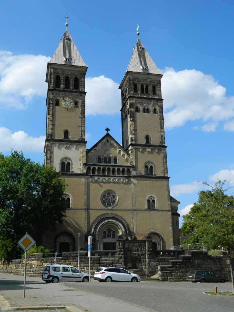 Taborkirche in Leipzig-Kleinzschocher. Erbaut zwischen 1902 und 1904 im neuromanischen Stil. Einzige Kirche in Leipzig mit zwei Haupttrmen, welche je 50 m hoch sind. Sdgiebel am 06.07.2014. 