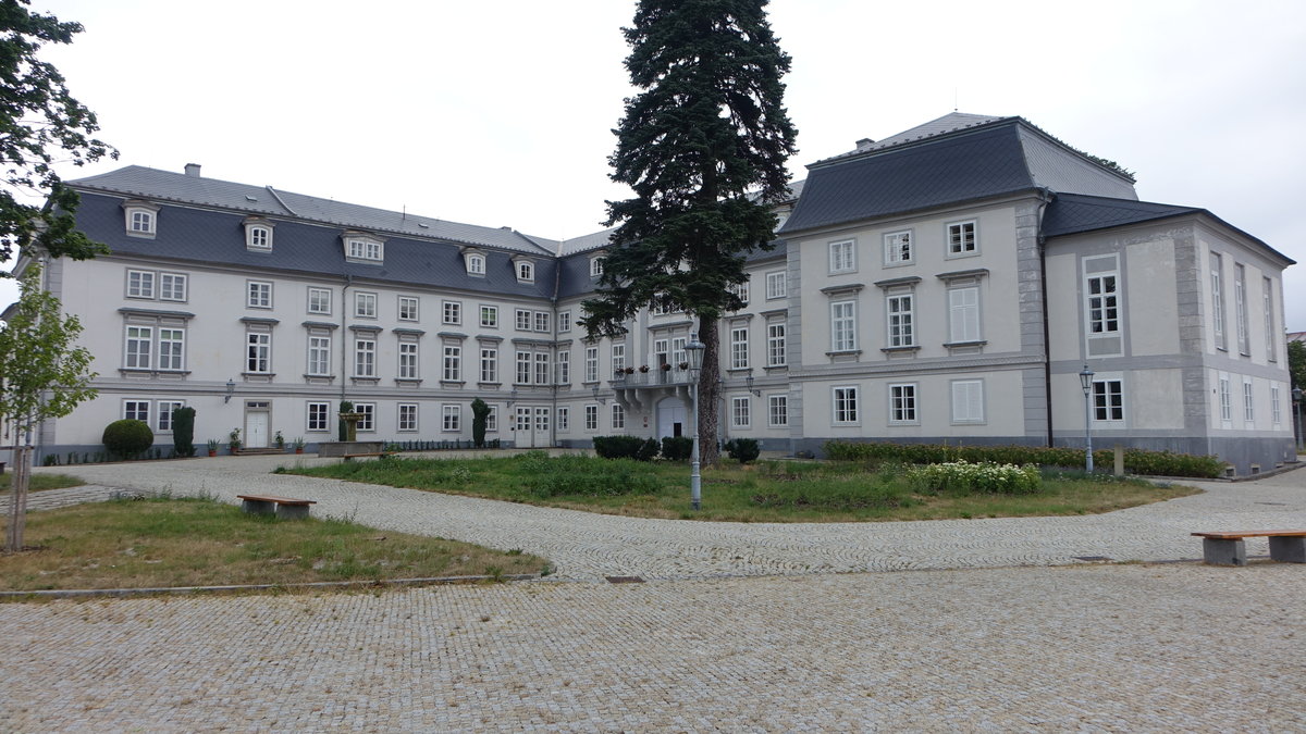 Tachov / Tachau, Schloss, erbaut bis 1784 im klassizistischem Stil (07.07.2019)