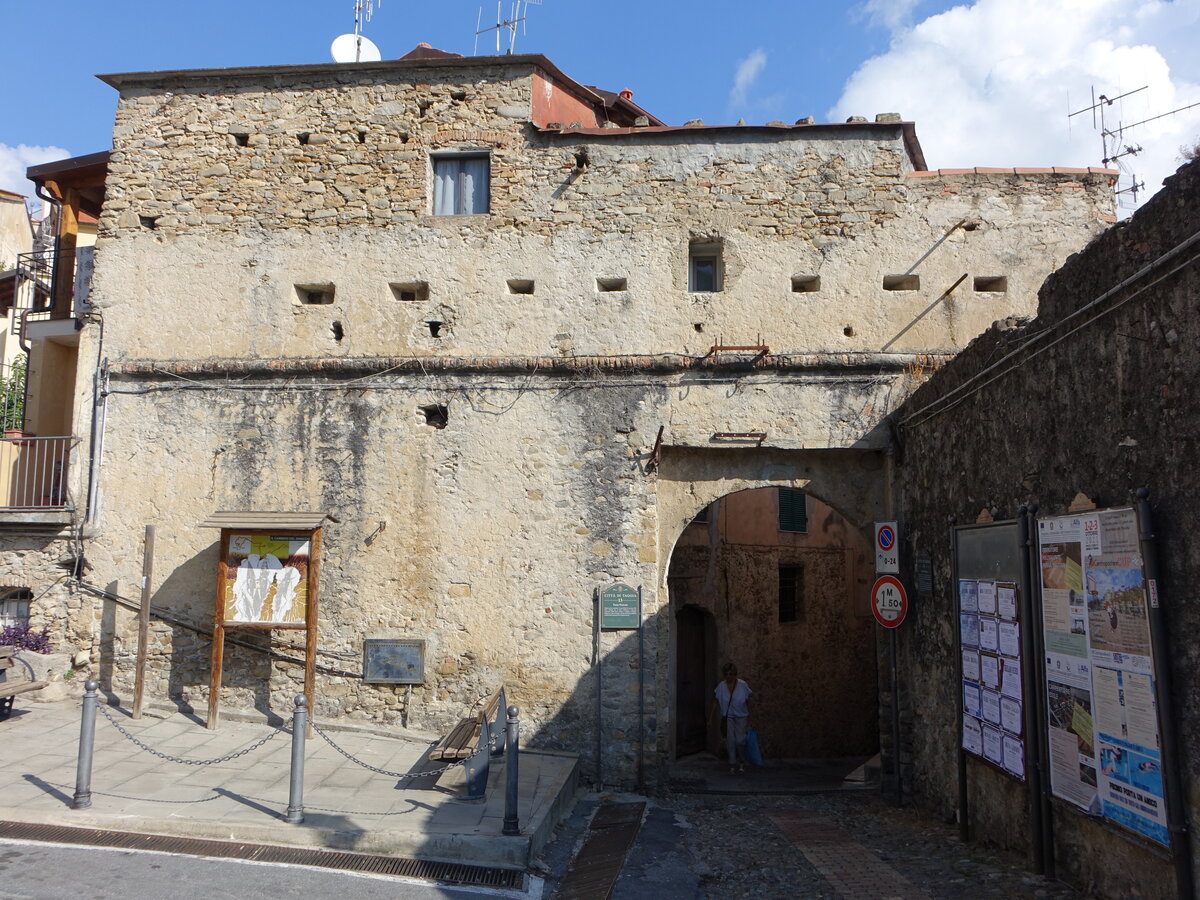 Taggia, Porta Pretoria in der Via San Dalmazzo (03.10.2021)