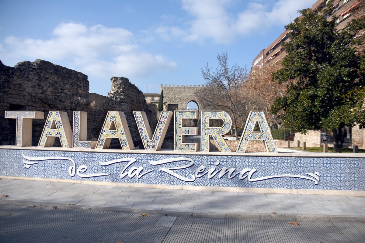 TALAVERA DE LA REINA (Kastilien-La Mancha/Provinz Toledo), 18.12.2021, die Letras (Buchstaben) von Talavera an der Rotunda del Caillo, bestehend aus bemalten Kacheln; das Bemalen von Kacheln ist in Talavera eine ber mehrere Jahrhunderte bis in die heutige Zeit entwickelte Handwerkskunst und wurde im Jahr 2019 in das Immaterielle Weltkulturerbe der UNESCO aufgenommen