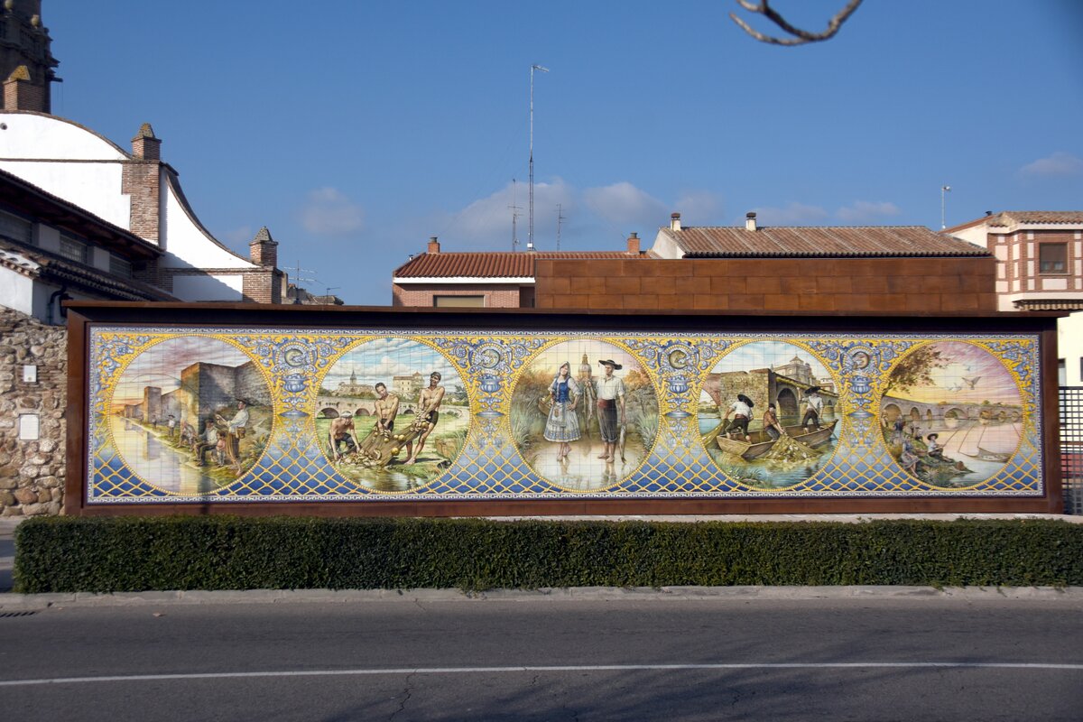 TALAVERA DE LA REINA (Kastilien-La Mancha/Provinz Toledo), 18.12.2021, Mauer an der Rotunda del Caillo, die auf bemalten Kacheln das Leben der Tajo-Fischer in frherer Zeit darstellt