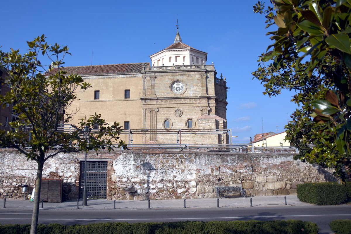 TALAVERA DE LA REINA (Kastilien-La Mancha/Provinz Toledo), 18.12.2021, die Kirche Santa Catalina