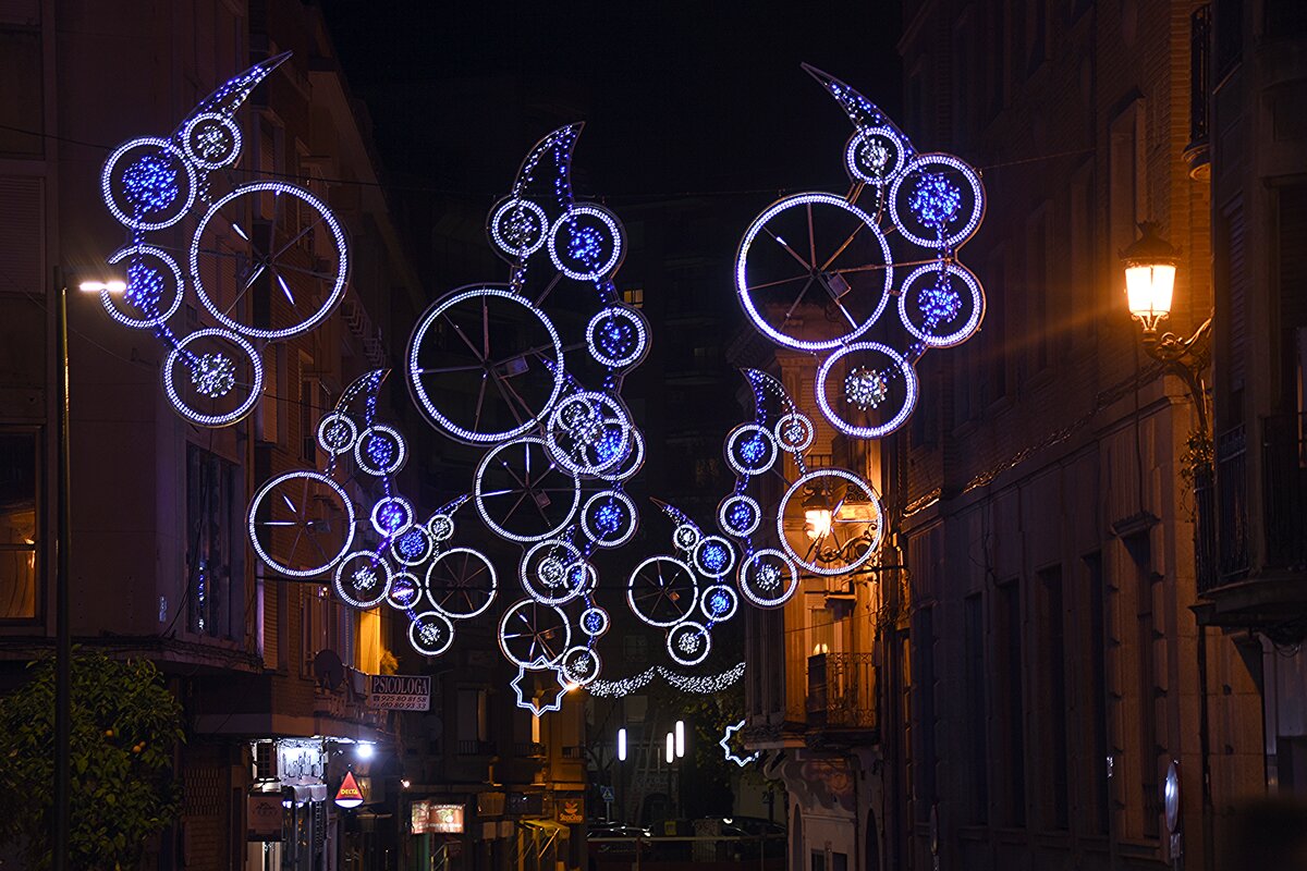 TALAVERA DE LA REINA (Kastilien-La Mancha/Provinz Toledo), 18.12.2021, Weihnachtsbeleuchtung in der Callejn del Teatro